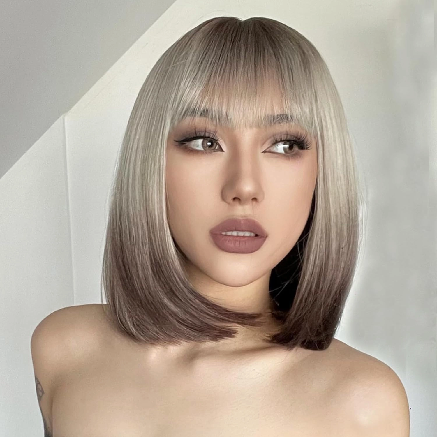 AISI BEAUTY Ombre Brown to Blonde Bob Wig with Bangs Short Straight Ombre Wigs for Women 12 Inch Synthetic Straight Hair Wig for Girl Cosplay Party Wear